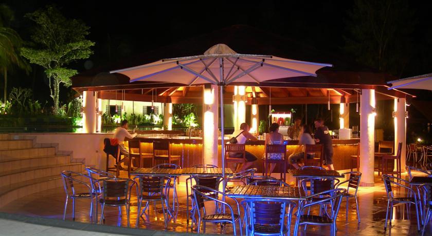 The Warwick Fiji Hotel Korolevu  Buitenkant foto The bar at the pool