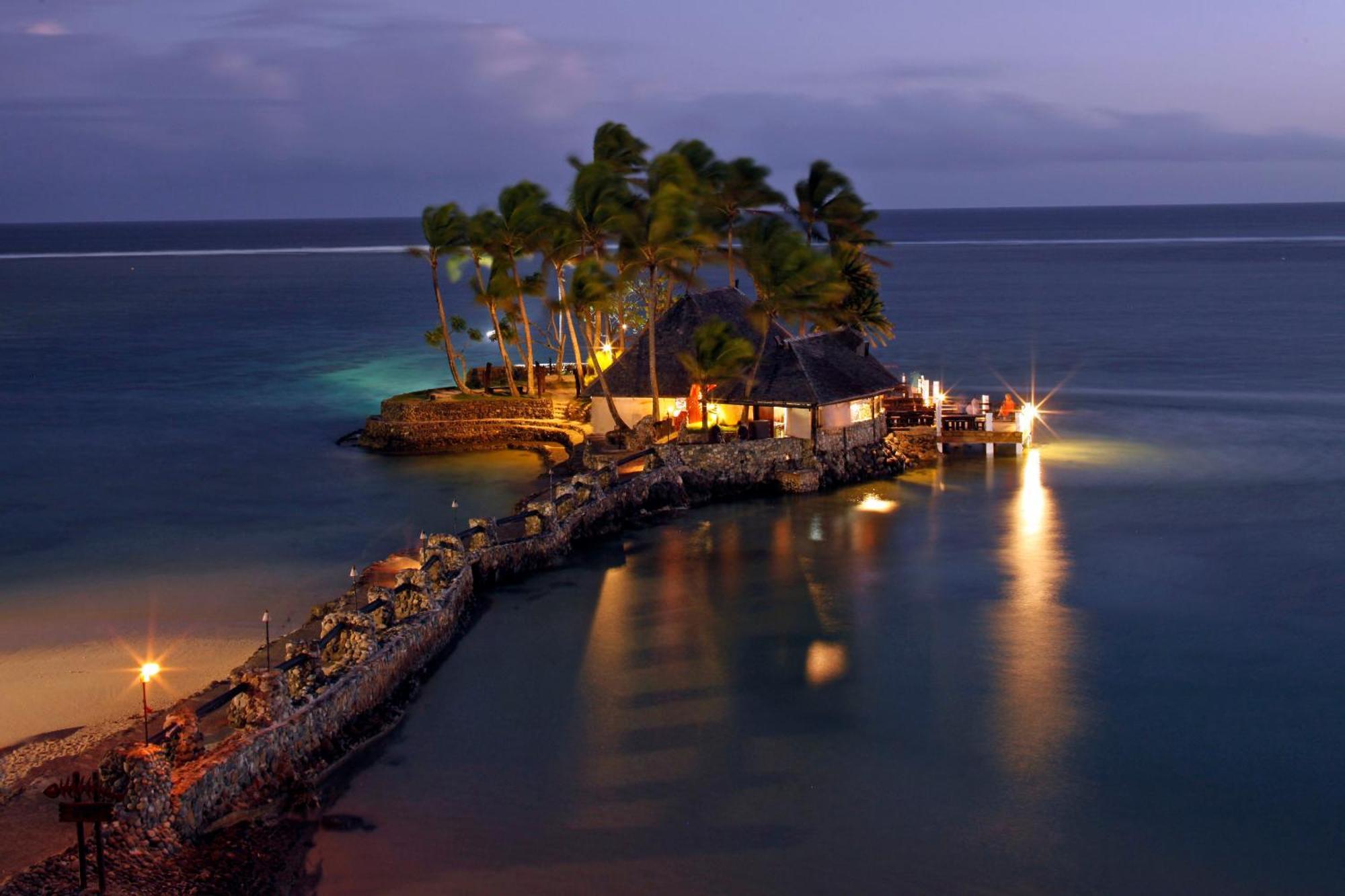 The Warwick Fiji Hotel Korolevu  Buitenkant foto The Rock at night
