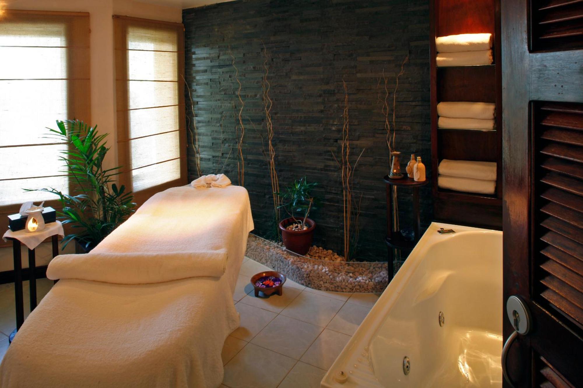 The Warwick Fiji Hotel Korolevu  Buitenkant foto A spa treatment room
