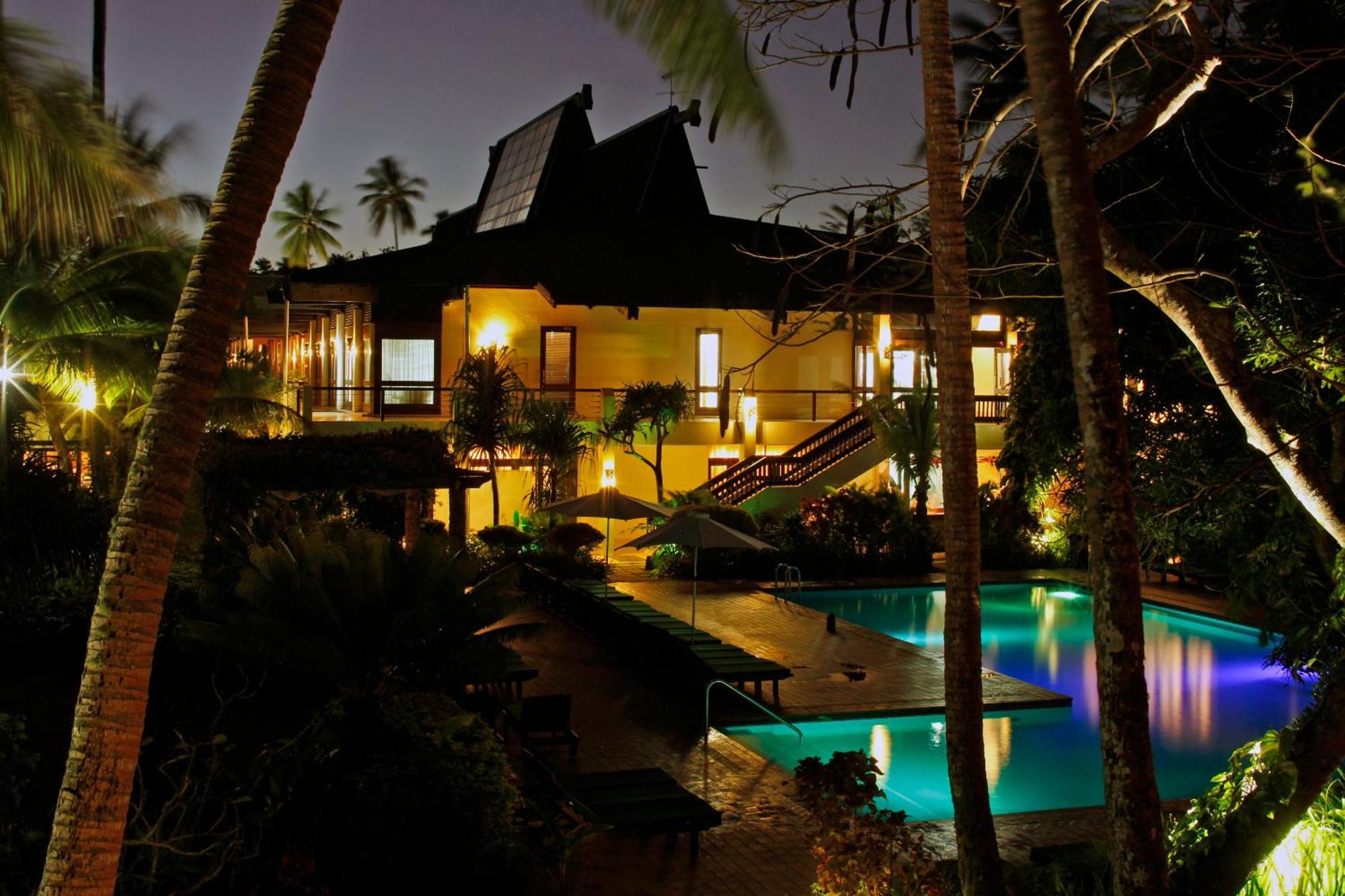 The Warwick Fiji Hotel Korolevu  Buitenkant foto The house at night