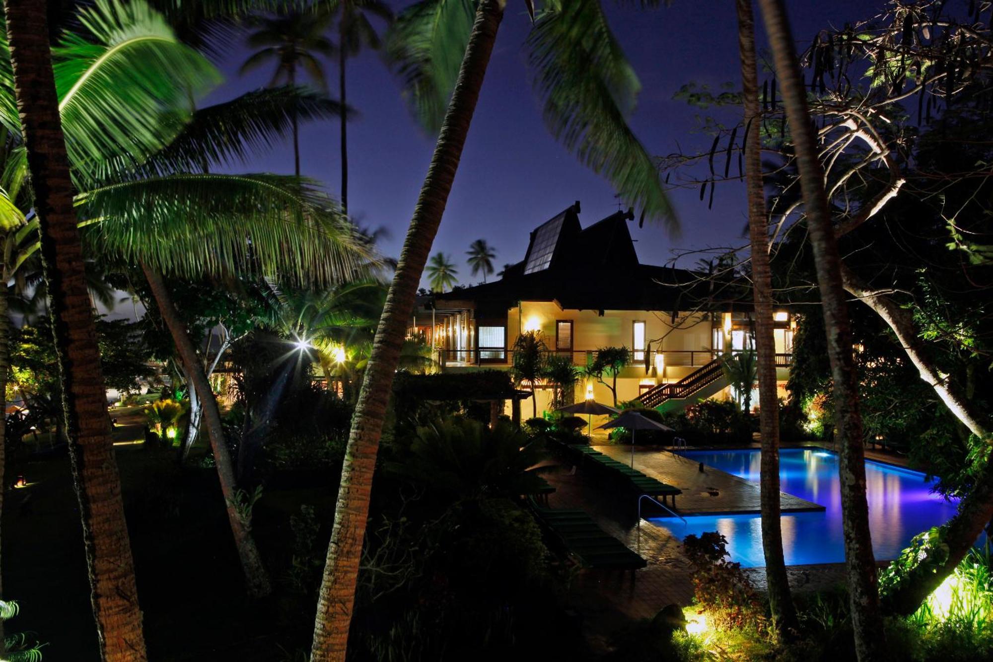 The Warwick Fiji Hotel Korolevu  Buitenkant foto The resort at night