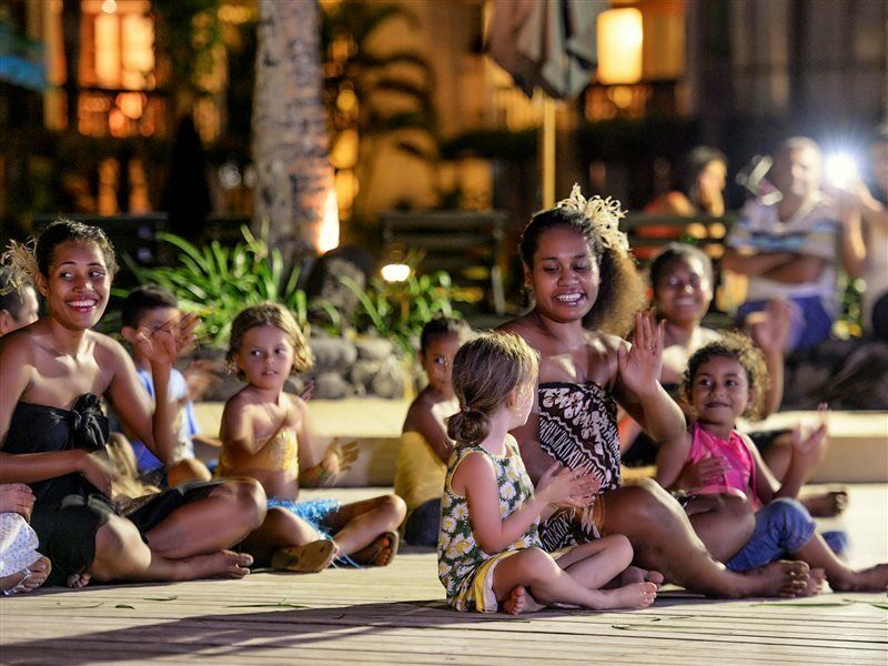The Warwick Fiji Hotel Korolevu  Buitenkant foto A family from the Cook Islands