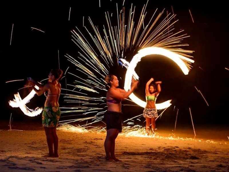 The Warwick Fiji Hotel Korolevu  Buitenkant foto Luau performers